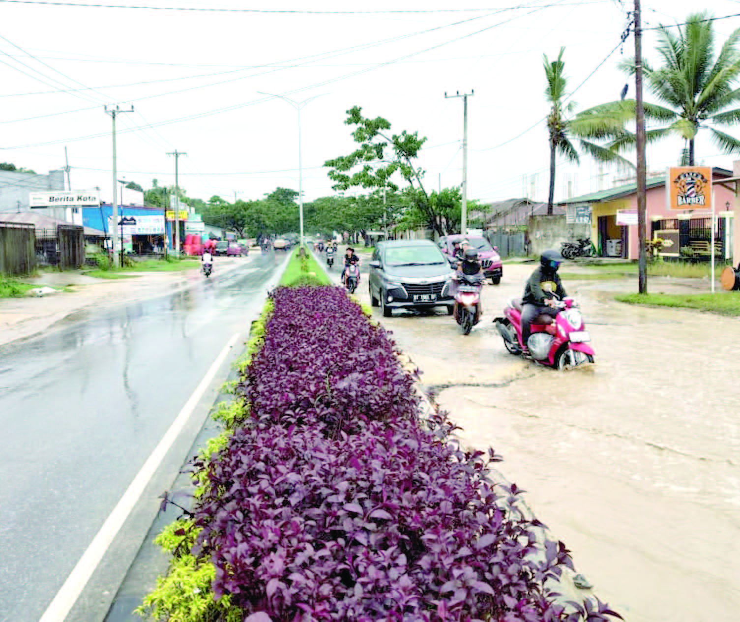 fTampak pengendara tengah berusaha melewati kubangan di Jalan Mayjen Katamso, Kecamatan Baruga. Warga berharap pemerintah segera melakukan perbaikan