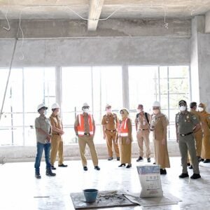 Wali Kota Kendari, Sulkarnain Kadir bersama jajaran saat memantau pembangunan Mall Pelayanan Publik Kota Kendari.
