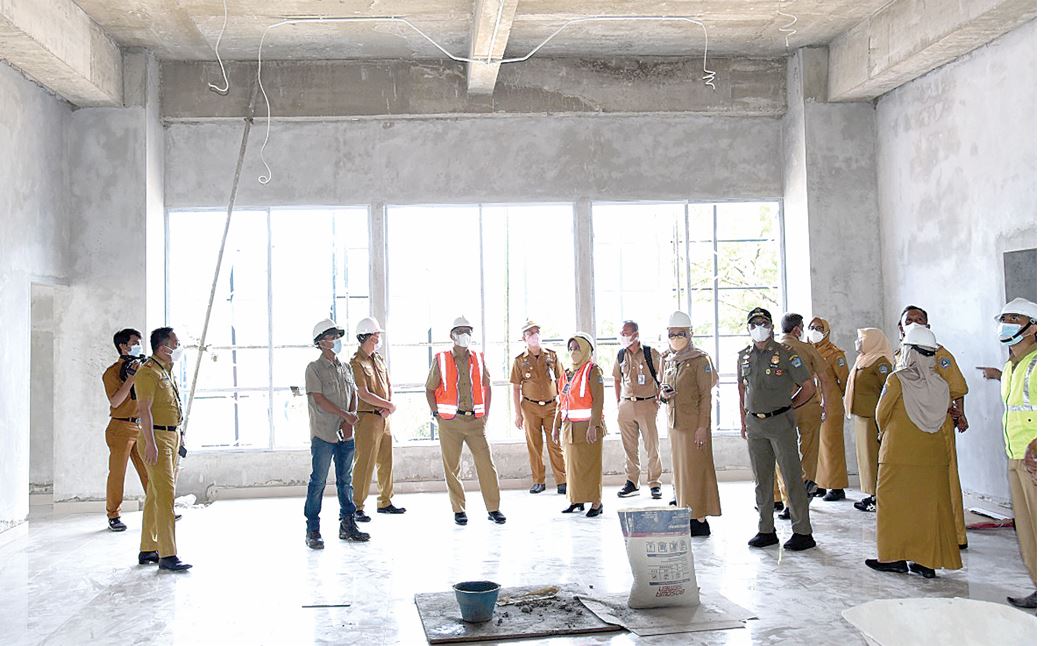 Wali Kota Kendari, Sulkarnain Kadir bersama jajaran saat memantau pembangunan Mall Pelayanan Publik Kota Kendari.