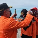 Kepala Basarnas Kendari, Aris Sofingi menutup pelatihan Potensi SAR di Pantai Toronipa, Konawe Utara, Minggu (26/07/2022). (FOTO : BASARNAS KENDARI FOR KENDARI NEWS)