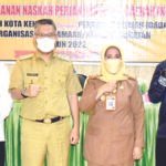 .Wali Kota Kendari, H. Sulkarnain Kadir (ketiga dari kiri) didampingi Sekot Kendari, Hj. Nahwa Umar (ketiga dari kanan) sempatkan foto bersama pimpinan organisasi keagamaan usai penyerahan dana hibah di Hotel Plaza Kubra, kemarin.