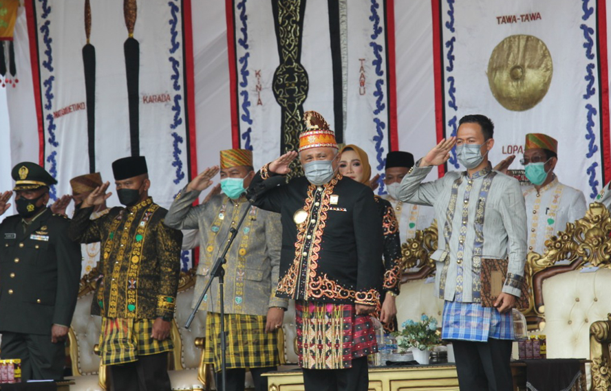 Bupati Konawe, Kery Saiful Konggoasa saat memimpin Upacara HUT ke-62 Konawe di pelataran kantor bupati, Rabu (2/3).