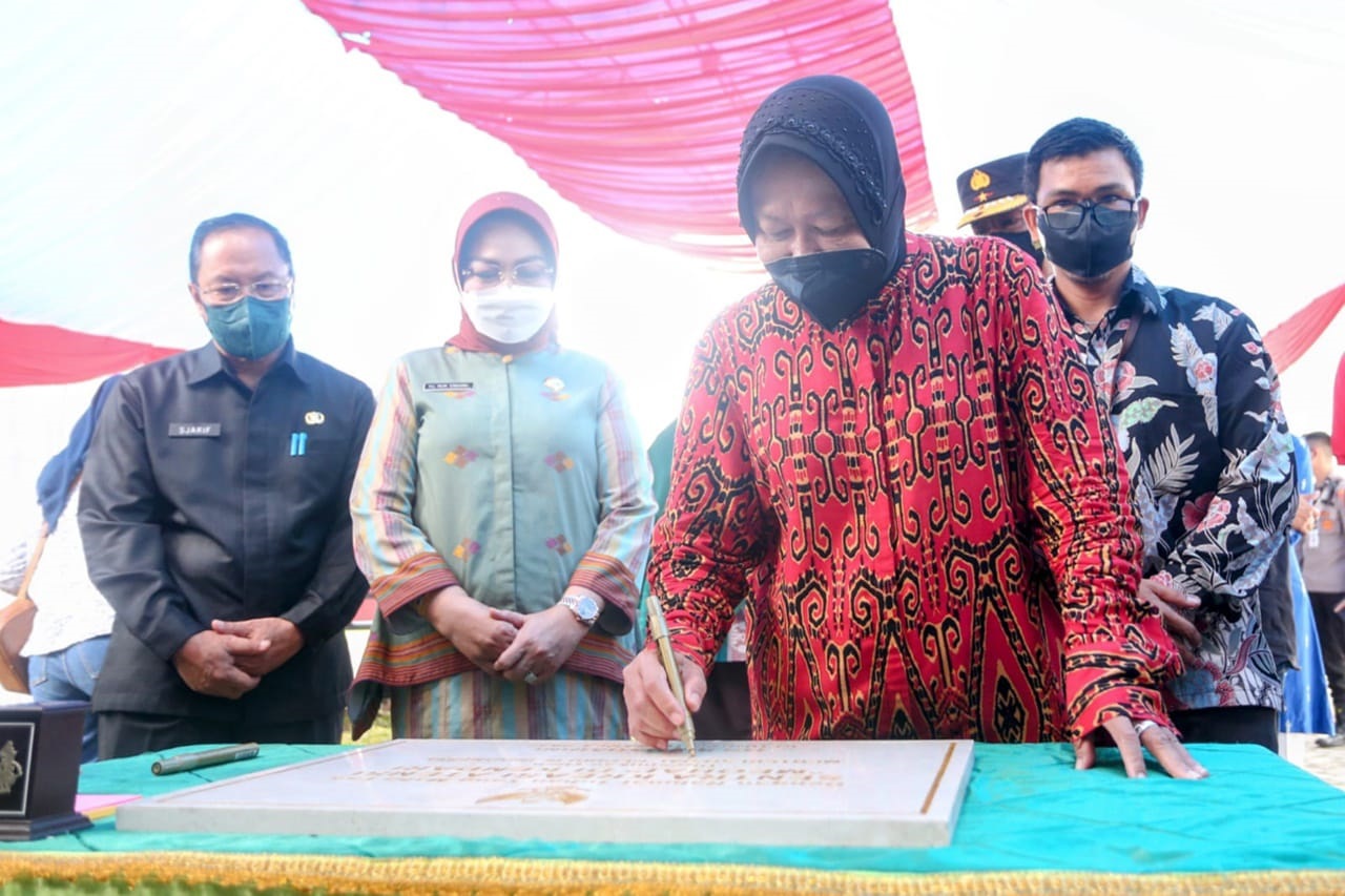 Menteri Sosial, Tri Rismaharini (kanan) didampingi Sekprov Sultra, Hj. Nur Endang Abbas dan Sekab Konsel, Sjarif Sajang (kiri) ketika meresmikan Sentra Kreasi Atensi Meohai di Loka Minaula Kecamatan Ranomeeto, kemarin.