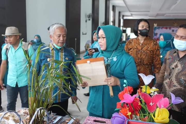 Pj Bupati Koltim, H. Sulwan Aboenawas (kanan) bersama Ketua TP PKK, Hj. Yosin dalam kegiatan HKG PKK tingkat kabupaten yang dihelat, kemarin.