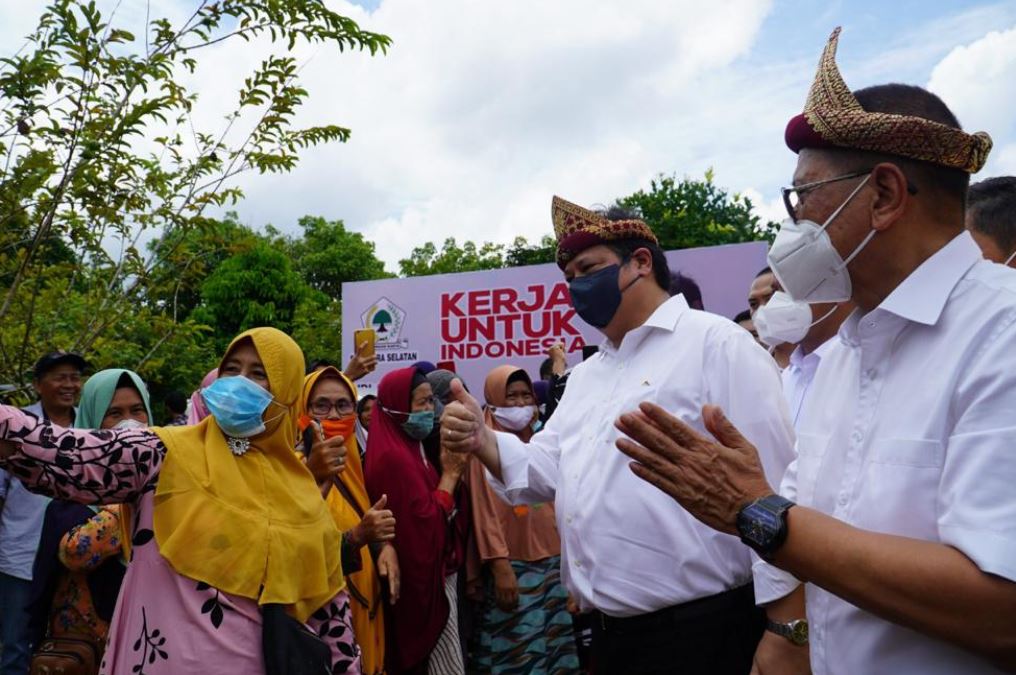 Menteri Kordinator Bidang Perekonomian RI, Airlangga Hartarto (kedua dari kanan) saat menyapa warga Tanah Mas Talang Kelapa kabupaten Banyuasin, Sumatera Selatan, Sabtu (05/03/2022). (FOTO : KEMENKO PEREKONOMIAN RI FOR KENDARI NEWS).