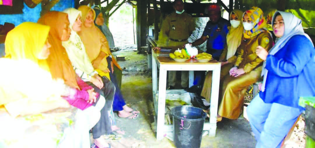 Ketua Dekranasda Kota Baubau, Wa Ode Nursanti Monianse (kanan) saat berbincang dengan para pedagang jagung yang membuka lapak di kawasan Air Terjun Tirta Rimba. Banyak lapak yang kondisinya sudah tidak layak.
