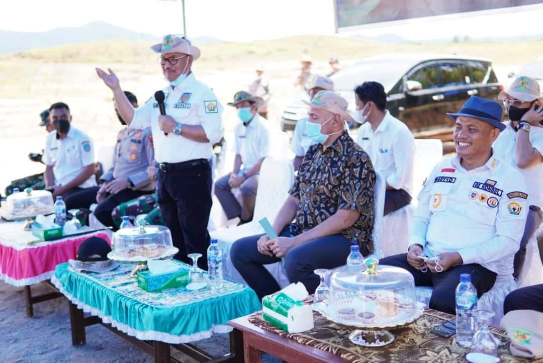 Bupati Konawe Selatan, H. Surunuddin Dangga (berdiri) saat melakukan penanaman perdana bibit kelapa dalam di Desa Baito. Potensi tanaman kelapa di kabupaten itu, cukup melimpah.