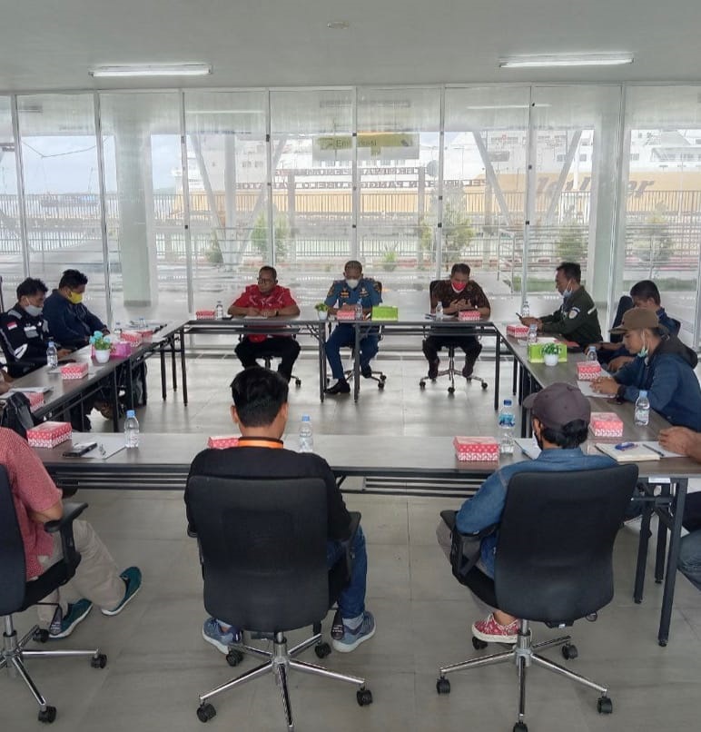Suasana rapat bersama berbagai stakeholder yang digagas pihak Syahbandar Pelabuhan Wanci terkait rencana penutupan sementara dermaga yang akan direnovasi.