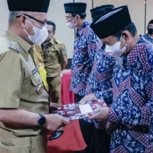 Wali Kota Kendari Sulkarnain Kadir (kiri) menyerahkan SK pengangkatan kepada komisioner Baznas Kota Kendari yang baru.