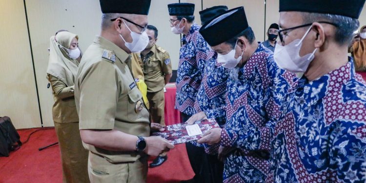 Wali Kota Kendari Sulkarnain Kadir (kiri) menyerahkan SK pengangkatan kepada komisioner Baznas Kota Kendari yang baru.