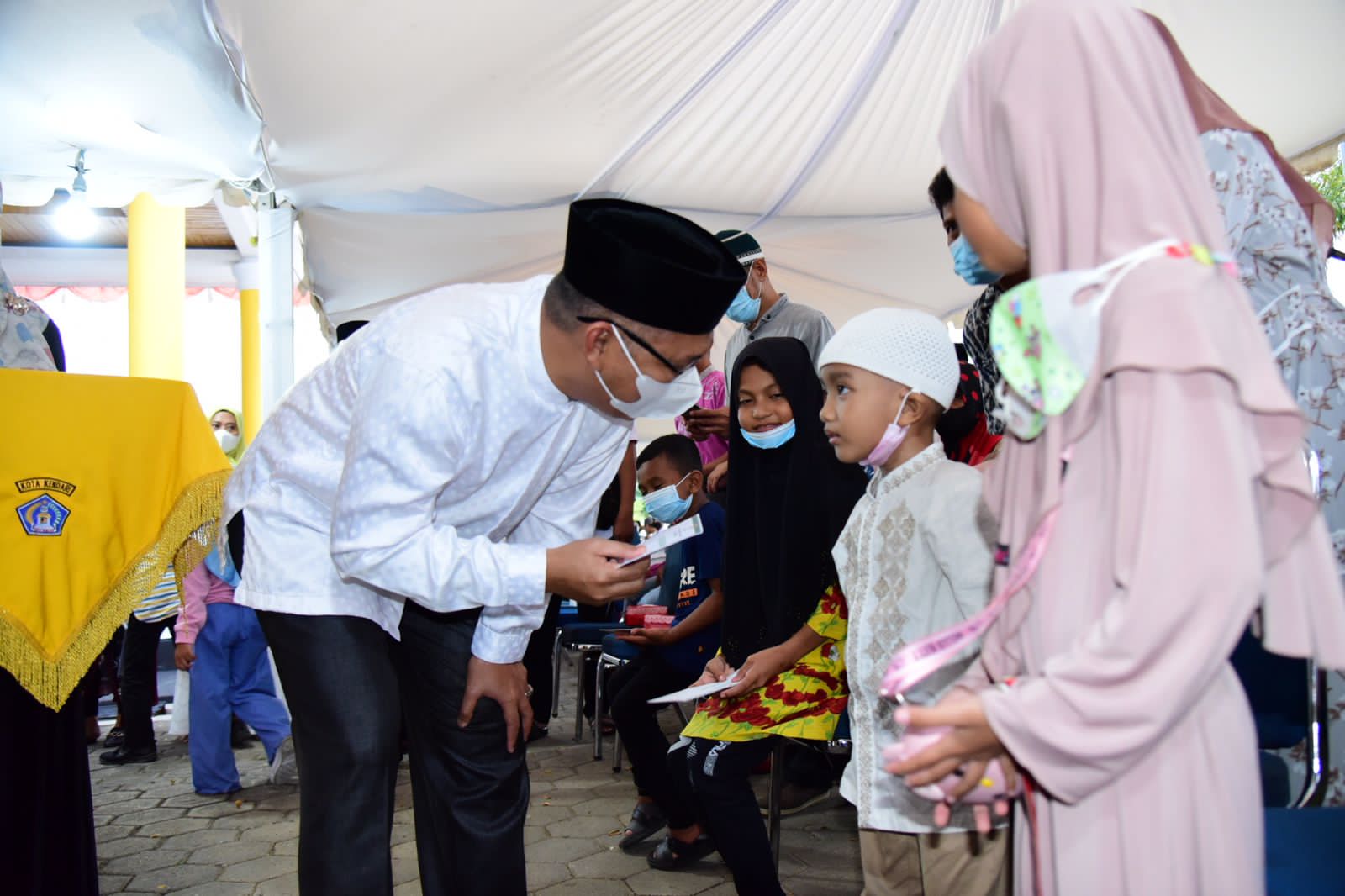 Wali Kota Kendari Sulkarnain Kadir memotivasi anak yatim piatu.