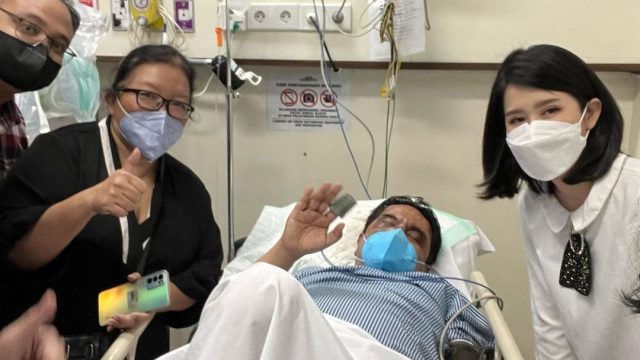 Wakil Ketua Dewan Pembina PSI Grace Natalie (kanan) saat menjenguk Ade Armando di RS Siloam, Jakarta Selatan, Senin (11/4). (instagram)