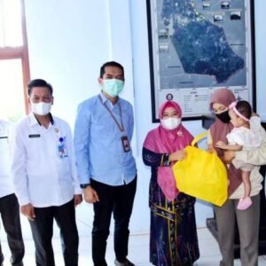 Ketua TP PKK Kota Kendari, Hj. Sri Lestari (kelima dari kiri) didampingi Kepala Disdalduk dan KB Kota Kendari Jahudding (ketiga dari kiri) dan perewakilan Bank Sultra saat menyalurkan bantuan program Dashat.