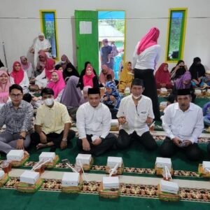 Perwakilan KKSS Kota Kendari, Ridwan Zainal (Paling Tengah) bersama jajaran dan warga Abeli Dalam sempatkan foto bersama saat acara bukber, Jumat (08/04/2022). (FOTO : AGUS SETIAWAN/KENDARI NEWS)
