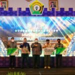 Gubernur Sultra, Ali Mazi (tengah) didampingi Pejabat Pengganti sementara BP JAMSOTEK Sultra, Fahd Mirza Gazali Siregar (kedua dari kiri) sempatkan foto bersama para penerima bantuan BPJAMSOTEK.