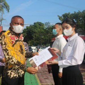 Kakanwil Kemenkumham Sultra, Silvester Sili Laba (kiri) menyerahkan SK kepada perwakilan tunas muda pengayoman di Pelataran Kantor Kanwil Kemenkumham Sultra.