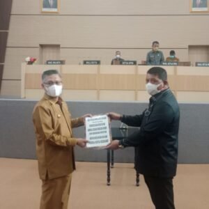 Wali Kota Kendari H. Sulkarnain Kadir dan Ketua DPRD Kendari H. Subhan usai menandatangani Perda pemberian Insentif dan kemudahan berinvestasi