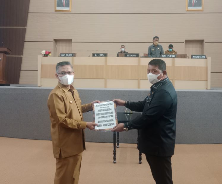 Wali Kota Kendari H. Sulkarnain Kadir dan Ketua DPRD Kendari H. Subhan usai menandatangani Perda pemberian Insentif dan kemudahan berinvestasi