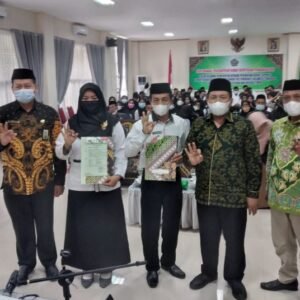Kepala Kanwil Kemenag Sultra, H. Zainal Mustamin (Kedua dari kanan) bersama jajaran sempatkan foto bersama usai menyerahkan SK CP3K, di Kolaka, Jumat (01/04/2022)