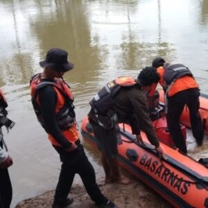 Tim Basarnas dibantu warga sekitar melakukan pencarian terhadap Ismail (62), korban tenggelam di Sungai Lalindu Konawe Utara.