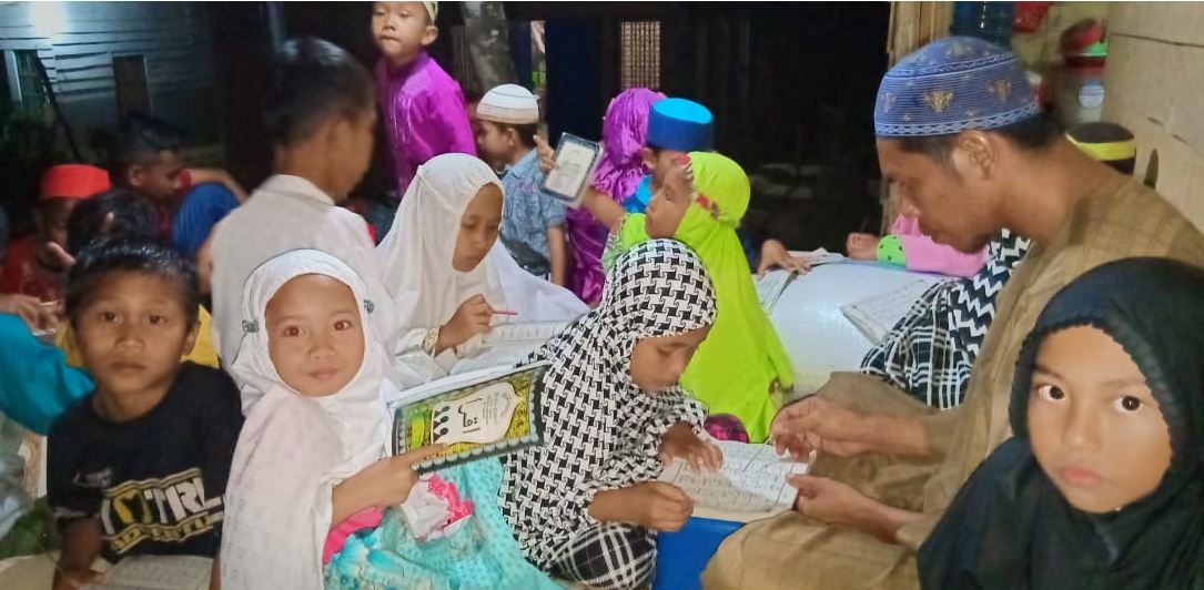 Suasana saat pengajian di LPA Al Hidayah yang dirintis Personel Subdit I Dit Intelkam Polda Sultra, Aipda La Onta Rahafat