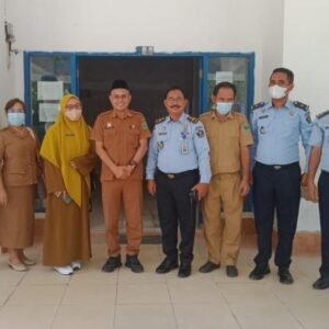 Kabid HAM Kanwil Kemenkumham Sultra Sunyoto (empat dari kanan) beserta jajaran, Kadis Dikbud Konawe Suriyadi (empat dari kiri), Korwil Pendidikan kecamatan Uepai Asnawati (dua dari kiri), Kepala SDN 2 Tawarotebota Alfrida (tiga dari kiri), serta wali kelas 6 SDN 2 Tawarotebota, Jumardin (tiga dari kanan) foto bersama usai berdiskusi terkait dugaan pelanggaran HAM terhadap Intan Wulandari, pelajar kelas 6 SDN 2 Tawarotebota.