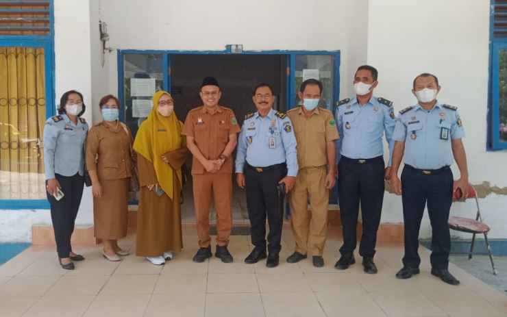 Kabid HAM Kanwil Kemenkumham Sultra Sunyoto (empat dari kanan) beserta jajaran, Kadis Dikbud Konawe Suriyadi (empat dari kiri), Korwil Pendidikan kecamatan Uepai Asnawati (dua dari kiri), Kepala SDN 2 Tawarotebota Alfrida (tiga dari kiri), serta wali kelas 6 SDN 2 Tawarotebota, Jumardin (tiga dari kanan) foto bersama usai berdiskusi terkait dugaan pelanggaran HAM terhadap Intan Wulandari, pelajar kelas 6 SDN 2 Tawarotebota.