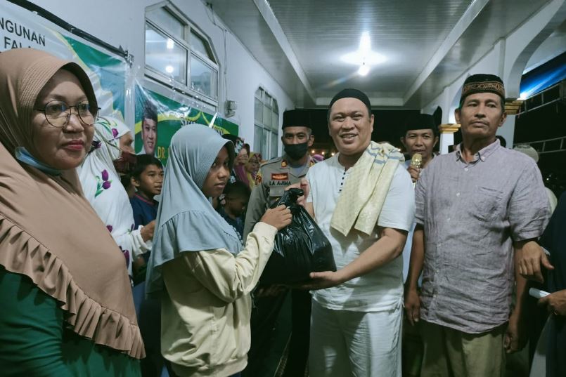 Bupati Konawe Utara, Ruksamin saat membagikan sembako kepada masyarakat Kelurahan Ngapaaha, Kecamatan Tinanggea, Kabupaten Konawe Selatan, kemarin.
