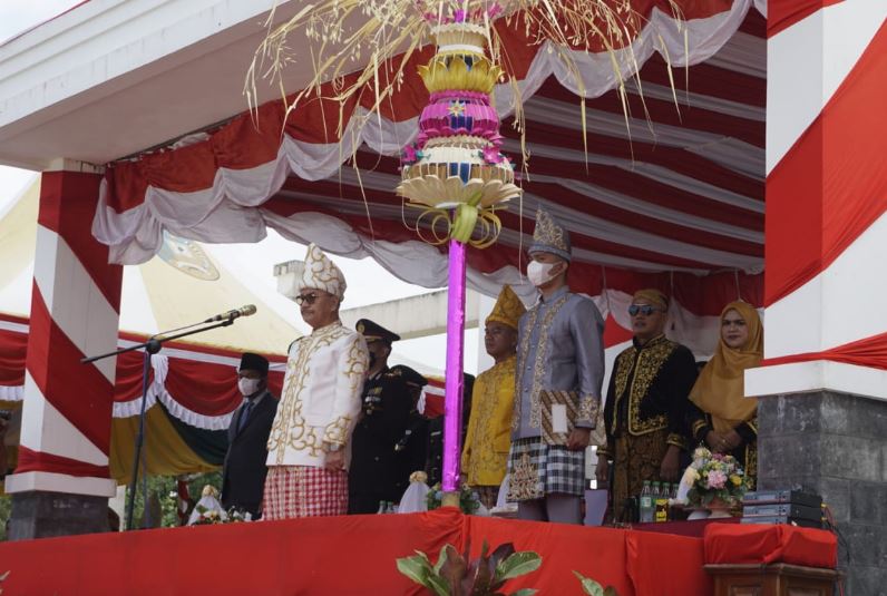 Bupati Konae Selatan (konsel) Surunuddin Dangga (pakai baju putih adat tolaki) saat memimpin Upacara HUT Konsel ke-19 di lapangan upacara kantor Bupati, Kamis (12/5).