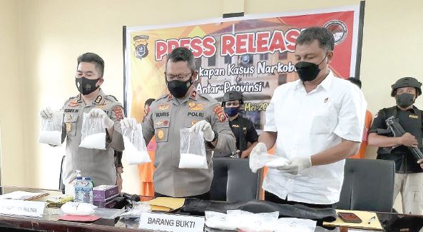 Kapolres Kolut AKBP Mohammad Yosa (dua dari kiri) menunjukan salah satu barang bukti milik terduga pelaku