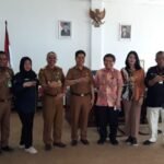 Ketua Komisi Penilaian Eliminasi Malaria Kemenkes RI (batik) dr. Ferdinand J. Laihad, MPHM (lima dari kanan) , Bupati Buton La Bakry (enam dari kiri), dan Kadinkes Syafarudin dan Ece Salmiati, selaku Kasi Bimdal Penyakit Menular Dinkes Provinsi Sultra.