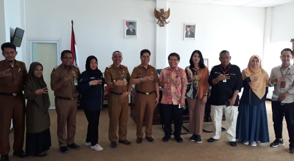Ketua Komisi Penilaian Eliminasi Malaria Kemenkes RI (batik) dr. Ferdinand J. Laihad, MPHM (lima dari kanan) , Bupati Buton La Bakry (enam dari kiri), dan Kadinkes Syafarudin dan Ece Salmiati, selaku Kasi Bimdal Penyakit Menular Dinkes Provinsi Sultra.