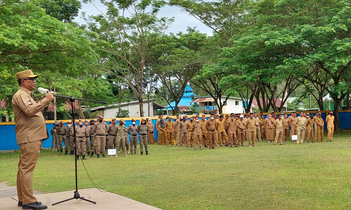 Pj.Bupati Mubar, Bahri (kiri) memimpin apel gabungan pada hari pertama berkantor.jpg.1