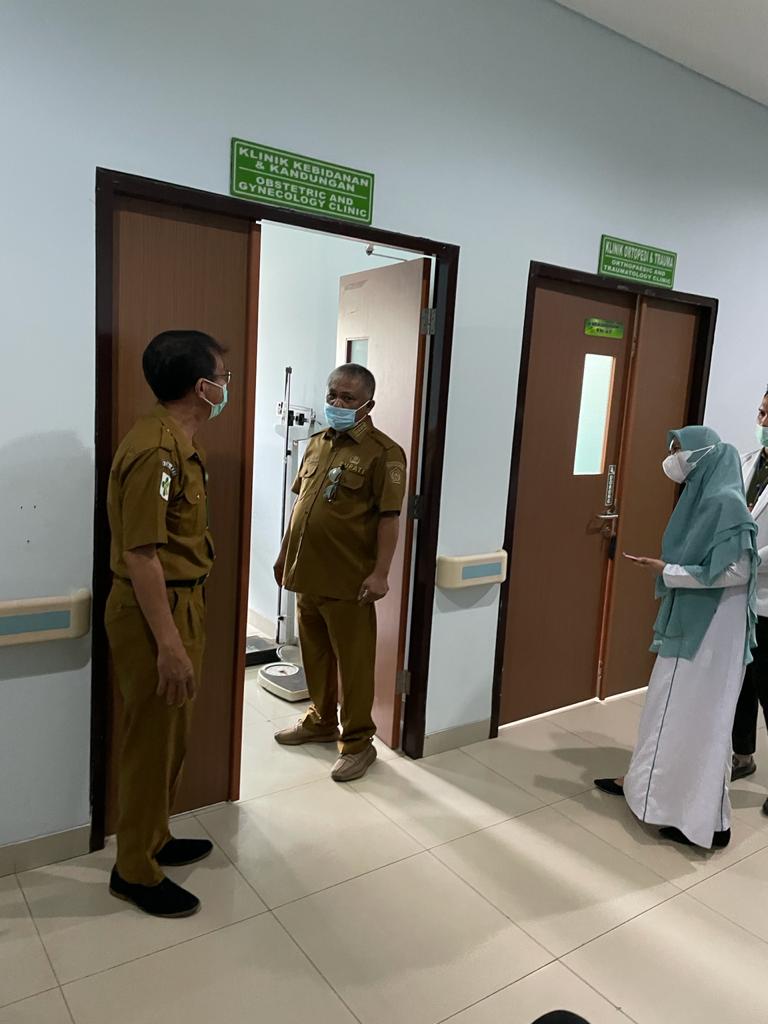Bupati Konawe Kery Saiful Konggoasa (tengah) didampingi Direktur RS Konawe dr. Agus Lahida (kiri) mengecek fasilitas di RS.
