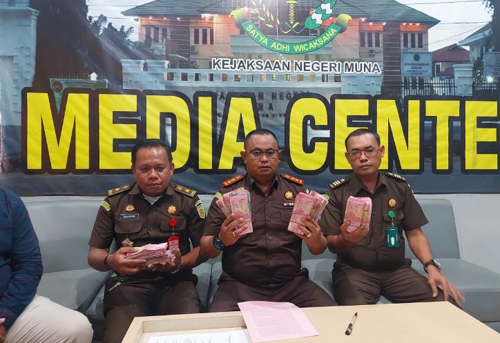 Kajari Muna, Agustinus Baka (tengah) didampingi oleh Kasis Pidsus Kejari Muna, Sahrir (pertama dari kanan) dan Kasi intel Kejari Muna, Fery Febriyanto menujukan uang pengembalian hasil korupsi