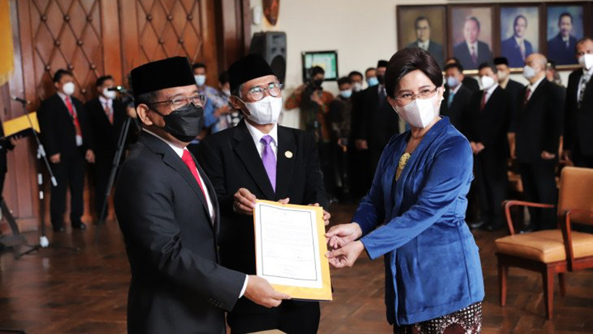 prof-dr-ova-emilia-resmi-menjabat-sebagai-rektor-ugm-setelah-8y7c