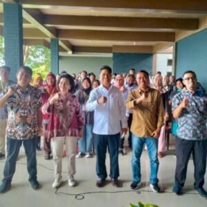 Bupati Buton, La Bakry (tengah) saat berpose dengan pemateri dan peserta pelatihan homestay.