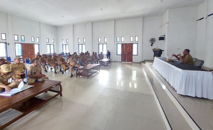 Penjabat (Pj) Bupati Mubar, Bahri memimpin langsung rapat bersama seluruh Kepala Desa se Kabupaten Mubar