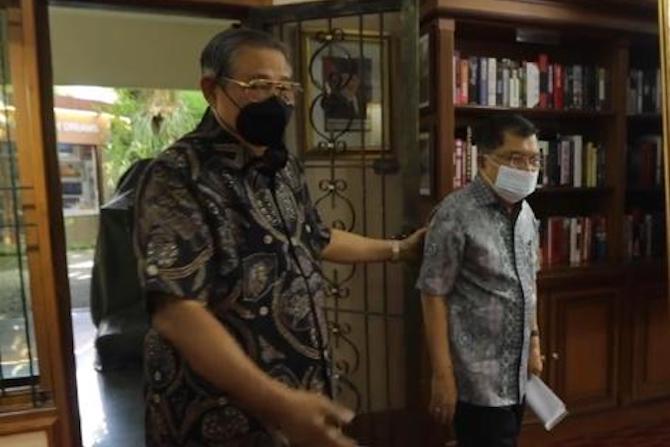 Mantan Wakil Presiden Jusuf Kalla menemui Presiden RI keenam Susilo Bambang Yudhoyono (SBY) di kediamannya, Cikeas, Bogor, Jawa Barat, Kamis (23/6). (istimewa)