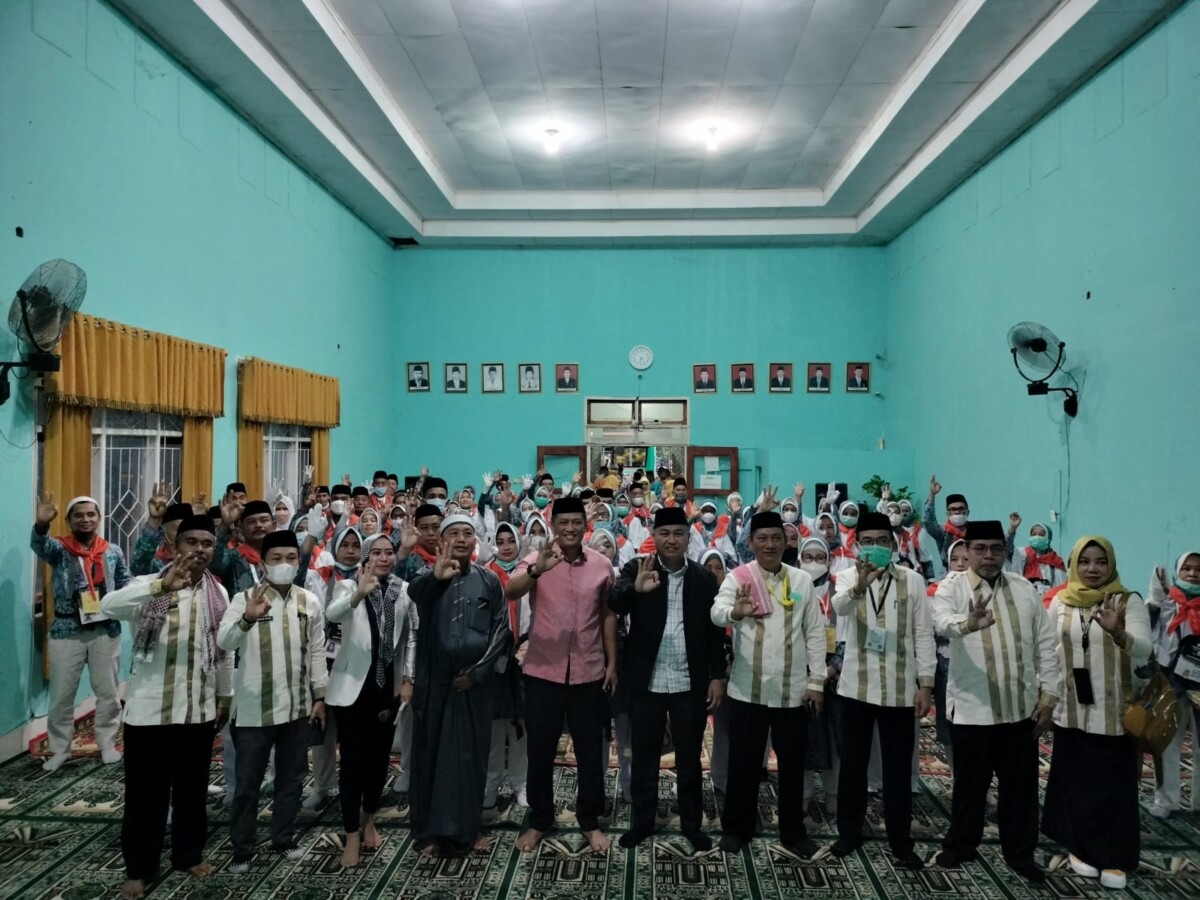 Sekab Konawe, Ferdinand Sapan (kelima dari kiri) bersama Ketua DPRD, H. Ardin (kelima dari kanan), Kepala Kantor Kemenag, H. Ahmad Lita Rendelangi (keempat dari kanan), berfoto bersama rombongan JCH asal daerah itu yang akan berangkat ke Tanah Suci.