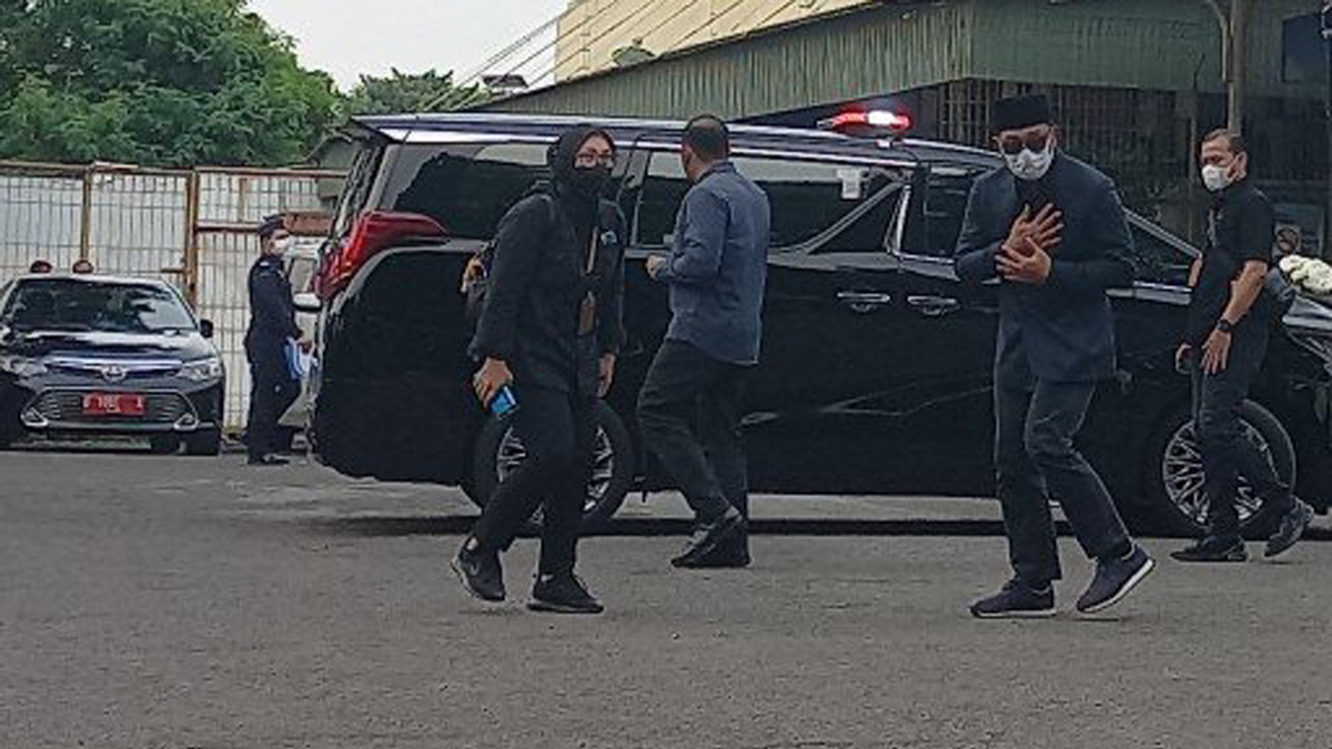 gubernur-jawa-barat-ridwan-kamil-di-bandara-soekarno-hatta-2-hxpt