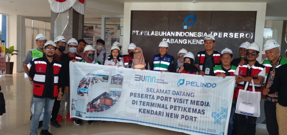 General Manager Pelindo Regional 4 Kendari New Port, Capt. Suparman (tengah) sempatkan foto bersama perserta Port Visit KNP, Kamis (09/06/2022).