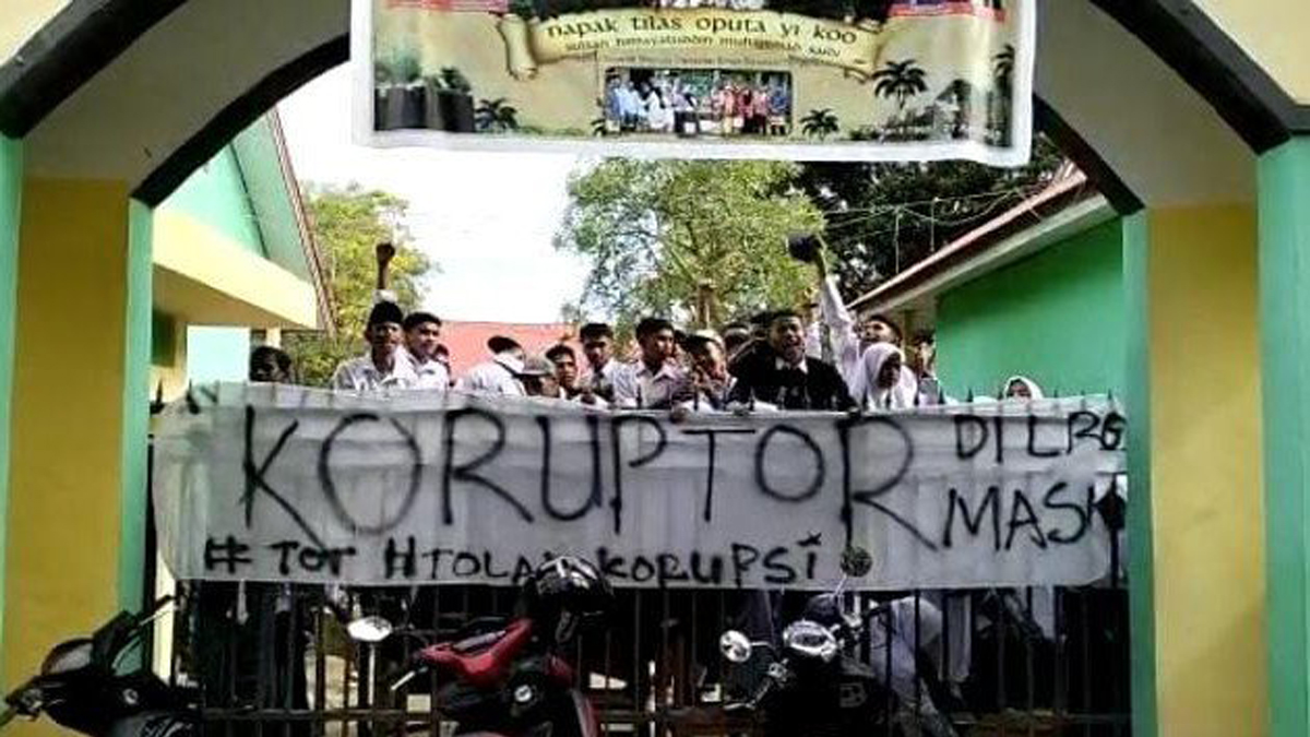 pagar-sman-1-kontunaga-yang-disegel-oleh-siswa-siswi-foto-qb-hxeg