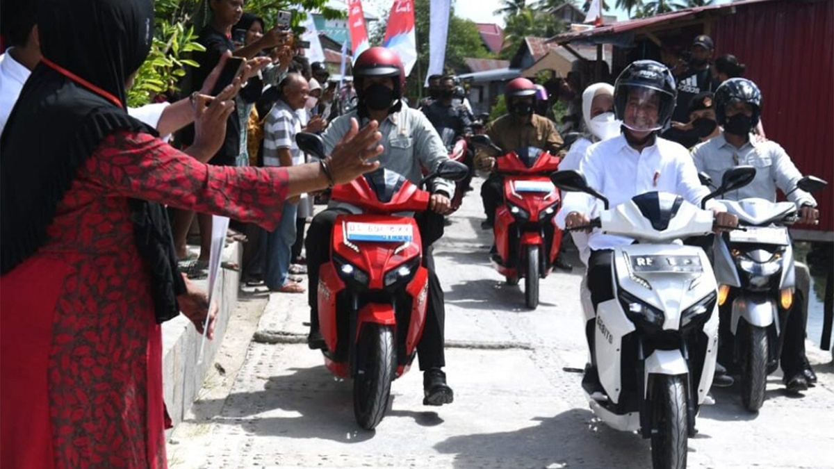 presiden-joko-widodo-membonceng-ibu-iriana-dengan-sepeda-mot-skcd