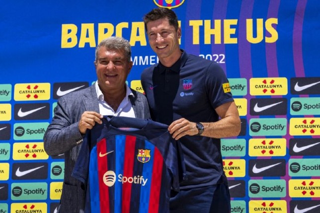 Robert Lewandowski dan Joan Laporta memegang jersey FC Barcelona dalam jumpa pers mengenalkan pemain baru FC Barcelona di Conrad Fort Lauderdale Beach di Fort Lauderdale, Florida, Rabu (20/7). (Eric Espada/Getty Images/AFP/Antara)