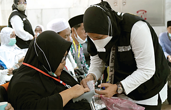 Jemaah haji 2022 mendapatkan pelayanan di Kantor Kesehatan Haji Indonesia (KKH) Makkah. MEDIA CENTER HAJI