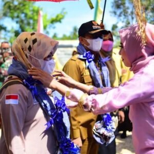 Bupati Bombana H. Tafdil bersama Ketau TP PKK Bombana, Andi Nirwana menghadiri peresmian Puskemas Poleang Timur, kemarin.