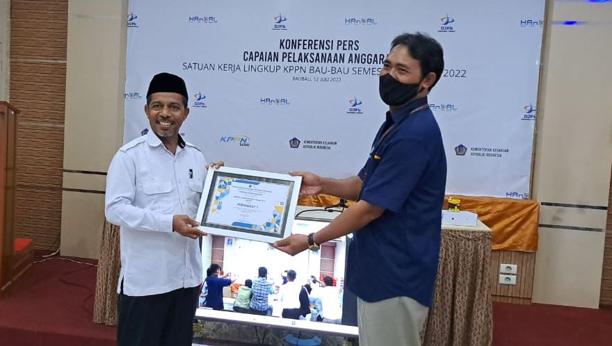 Kepala kantor kemenag Buton H. Mansur (baju putih) saat menerima penghargaan penyerapan anggaran terbaik dari kepala KPPN Baubau, Hariyanto