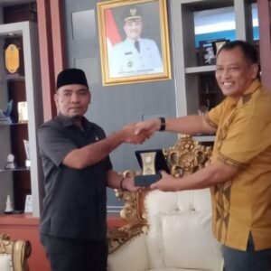 Sekab Konawe Ferdinand Sapan (kanan), memberikan cinderamata kepada Ketua DPRD kota Bau-bau H Zahari (kiri), Kamis (30/6), di kantor pemkab Konawe.