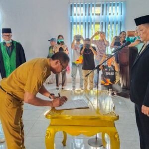 Sekab Konawe Ferdinand Sapan (kanan), saat melantik Tira Liambo sebagai Camat Wobar dan I Gusti Ketut Pinda sebagai Sekretaris Diskominfo Konawe, Jumat (1/7), di aula kantor BKPSDM Konawe.